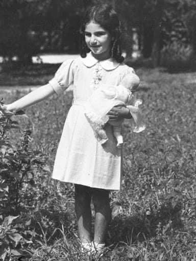 chetempochefa's tweet photo. ‘Ti dobbiamo dire una cosa’, disse papà. ‘Non potrai tornare a scuola, a ottobre. Sei stata espulsa’.
Io non capivo. Sapevo che ‘espulsa’ era una parola pesante. Per essere ‘espulsi’ bisognava aver fatto qualcosa di grave. Di molto grave. Chiesi a mio padre che cosa avevo fatto, che cosa era successo. Mi rispose che c’erano delle nuove leggi, che le cose erano cambiate, che noi eravamo ebrei e che dunque non sarei potuta tornare alla mia scuola, la Ruffini di Milano, dove avrei dovuto iniziare la terza elementare. Non sarei più stata in classe con le mie compagne e con la mia maestra Bertani.

Quel giorno scoprii di essere ebrea. La mia era una famiglia laica, anzi di più, assolutamente non religiosa, direi proprio atea. Non avevo mai pensato di essere diversa dalle mie compagne di classe, dalle mie amiche di giochi. Invece quel giorno scoprii di essere ‘diversa’, che tutta la mia famiglia era ‘diversa’ e che questa ‘diversità’, non un mio comportamento, aveva provocato la mia espulsione da scuola. Il mio ricordo è legato alle facce di papà e dei nonni: volti segnati dalla preoccupazione come non li avevo mai visti prima.

Quando la maestra mi disse: ‘non ho fatto io le leggi razziali’, capii che l'indifferenza fa più male di uno schiaffo.

- Liliana Segre questa domenica è ospite della prima puntata di #CTCF sul @nove