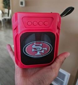 49ersmilgrau's tweet photo. 🚨SORTEIO M1L GR4U🚨

Ganhe esse rádio bluetooth brabo do Ninão que veio lá do Levi's Stadium. 
Regras:

1ª Tem que estar seguindo o perfil no X e no INSTAGRAM!
2ª CURTIR e REPUBLICAR esse post.

A última caixinha do Ninão! Boa sorte a todos #FTTB https://t.co/Kz3tcwSJrp