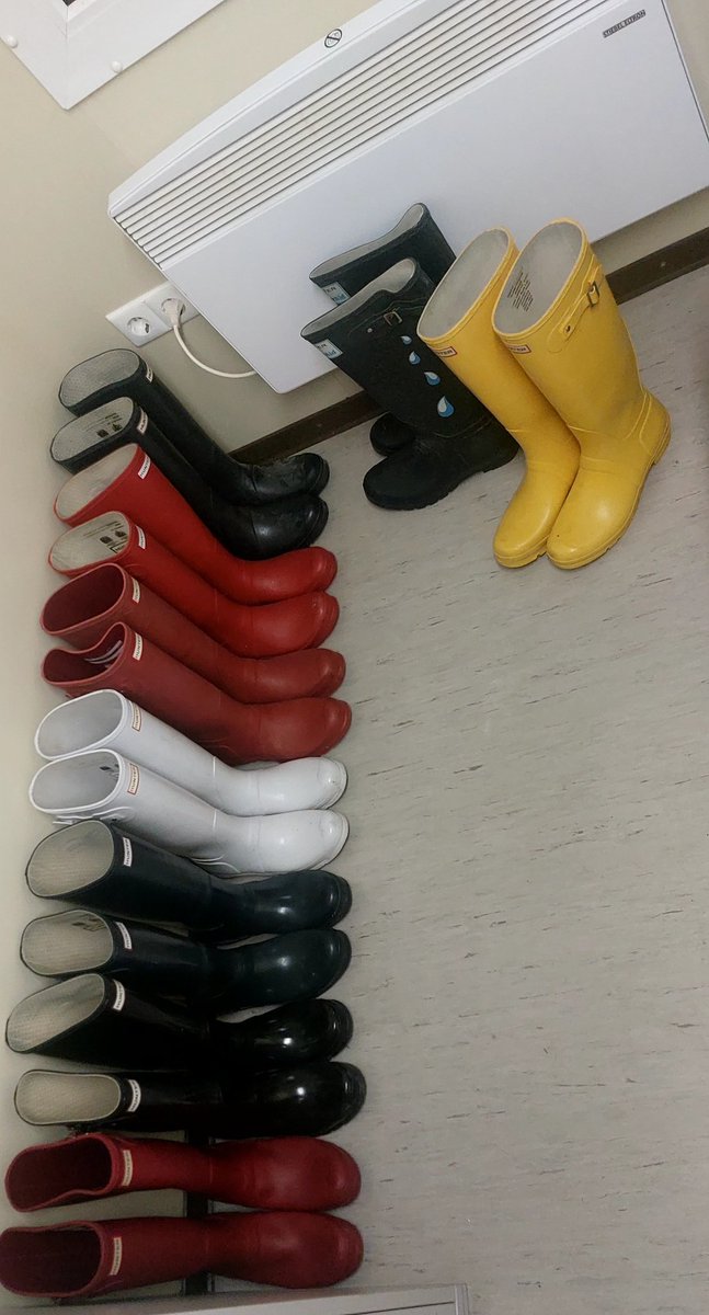 TPL301's tweet photo. Einsamer Sonntagsspaziergang #HunterOriginal #HunterWaterAid #wellies Marineblau matt #gummistiefel.
#Hunter Marineblaue Herbstjacke und ein schwarzer Rucksack und eine Hüfttasche aus einer Linie.
Persönlich lerne ich Sie kennen, wenn Ihnen der hunter! https://t.co/7Cc9gNTVlX