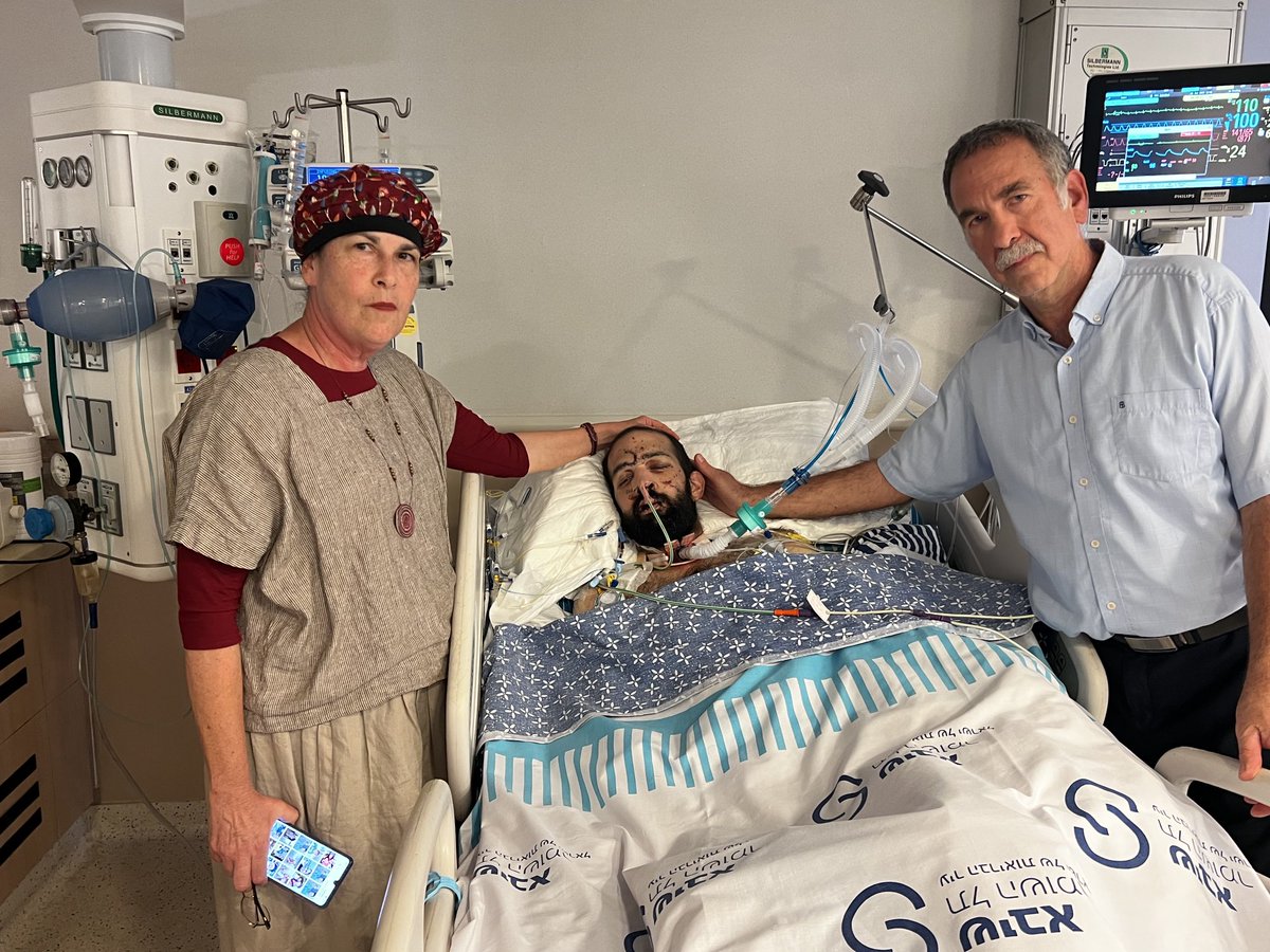 Amichai Shindler and his parents at ⁦@sheba_medical⁩ Center in Tel Aviv. He received multiple gunshot wounds holding the door to his safe room at Kibbutz Kerem Shalom - protecting his wife & 6 children. His brother Avishai was killed by Hamas terrorists 13 years ago.