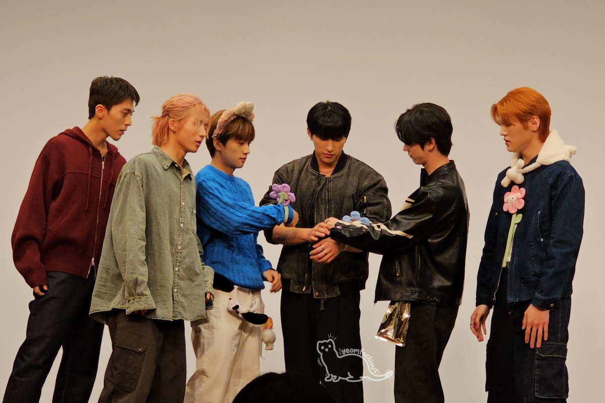 Yeomfectious's tweet photo. 15 Oct 23 Ktown4u 대면 팬사인

Its so surreal 🥹🥹 i finally got to meet Just B in person and they all recognised me 😭😭😭😭 

#JustB #저스트비 https://t.co/eT4iuUfcKs