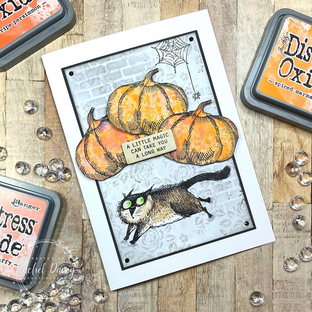 stampers_anon's tweet photo. Snarky Cat CMS392 🐈‍⬛🎃 distress oxides, spritzed with water + heat embossed and stamped the background using Vine and Rose CMS298 + brushed Hickory Smoke #distressink through the brick mini stencil set no.3 ✨

✂️ #handmade by @cosycrafter

#DIY #stampersanonymous #timholtz https://t.co/B4qzkNRswq