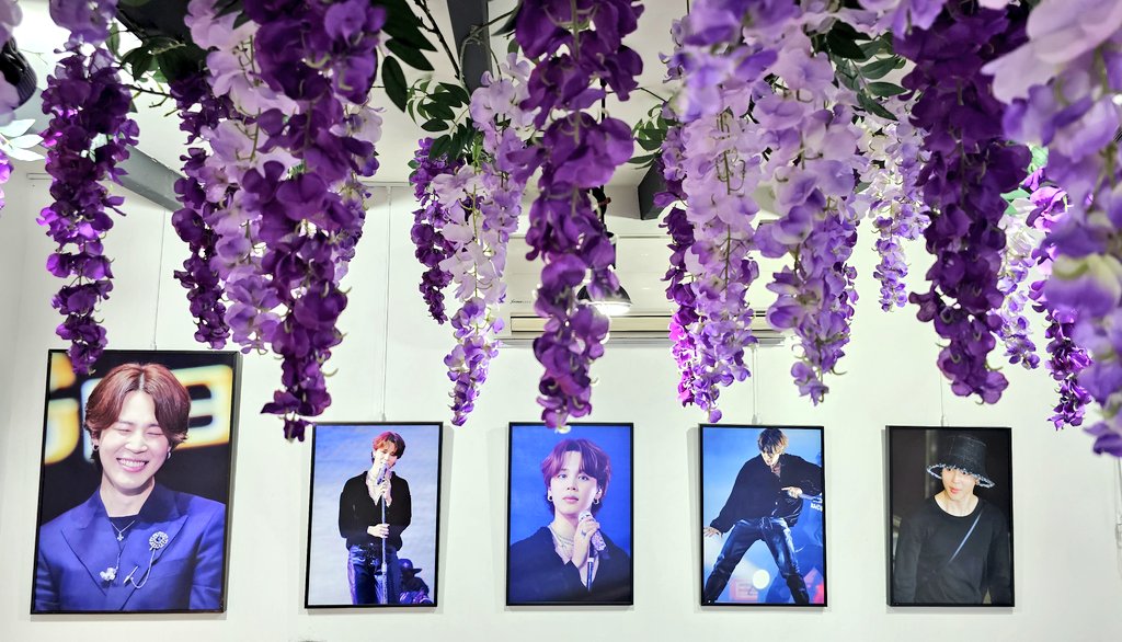 _LuckTree's tweet photo. 1015🪻룩앳민님&러빈허 카페🪻 @lookatmin1013 @lovinherflower
🩵멋진 지민이 사진이 가득💙 오래오래 앉아있다가 왔어요💛감사합니다💛
러빈허 사장님 넘 친절하시구♡ 음료잔에도 꽃모양 얼음! 이쁜 지민이랑 너무 잘어울렸어요~😙💕
#JIMIN #JIMIN_Day2122
#JIMIN_DAY #BTS_JIMIN #지민생카 https://t.co/kRbsSX3mcz