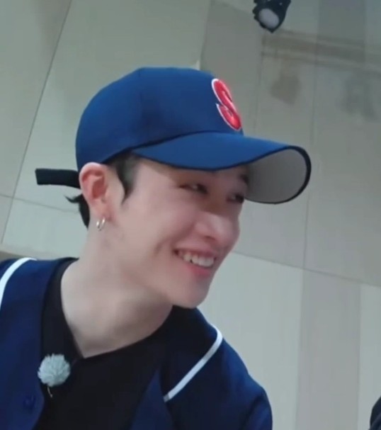 hourlychanming's tweet photo. minchan looking and smiling at each other 🐺🐰

— A comfort thread https://t.co/cGt7jDSP6f