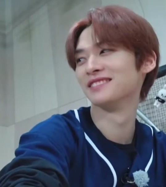 hourlychanming's tweet photo. minchan looking and smiling at each other 🐺🐰

— A comfort thread https://t.co/cGt7jDSP6f