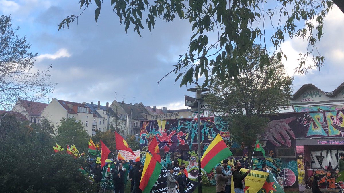 WomenDefendRoj1's tweet image. Die Demo ist nun beim Rabet angekommen. Abschlusskundgebung startet in wenigen Augenblicken... #WomenDefendRojava
