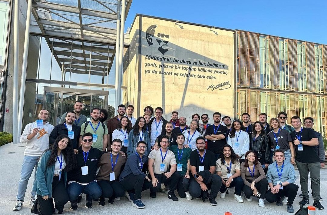 Ieee_trakya_'s tweet photo. TÜRKİYENİN HAVACILIK VE UZAY GELECEĞİNDEYDİK!

7 ekim tarihinde Ankara'da Türk Havacılık Uzay Sanayii tarafından organize edilen TUSAŞ Kulüpler Buluşmasına IEEE Trakya Üniversitesi olarak katılım sağladık. Etkinlikte TUSAŞ ve havacılık sektörü hakkında değerli bilgiler aktarıldı. https://t.co/aK4auSVJmx