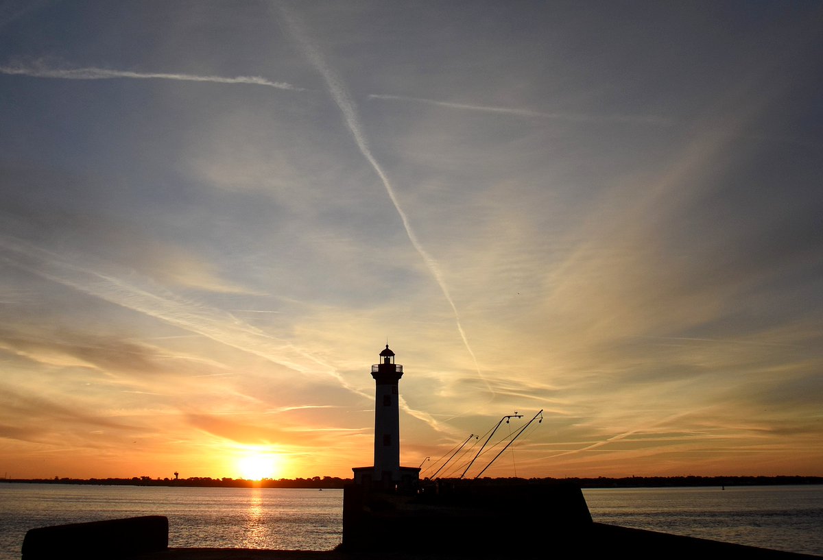 P comme… phare, soleil levant. - Le phare du Vieux Môle est un de mes spots préférés à #SaintNazaire pour guetter de beaux levers du soleil face à l’estuaire de la Loire. saint-nazaire-abecedaire.com/2019/12/31/s-c… @VisitStNazaire @Magnifique_FR @Balade_Sympa @Tourisme44 @1001France @FarosLos