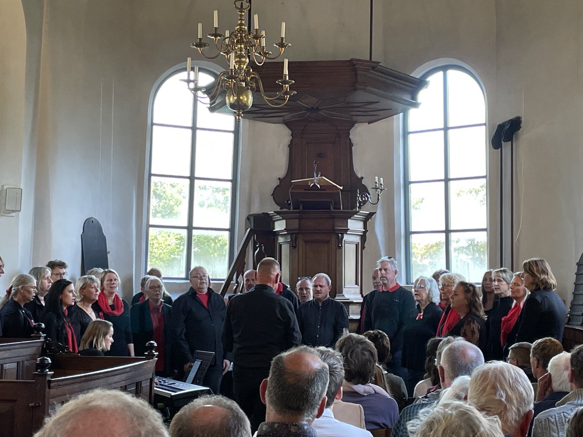 HarryStomphorst's tweet photo. Mooi concert van popkoor Forza uit Marum in het Romaanse kerkje in Marum. Cultuur in ⁦@GemWkwartier⁩ https://t.co/vL8aZQvrPP