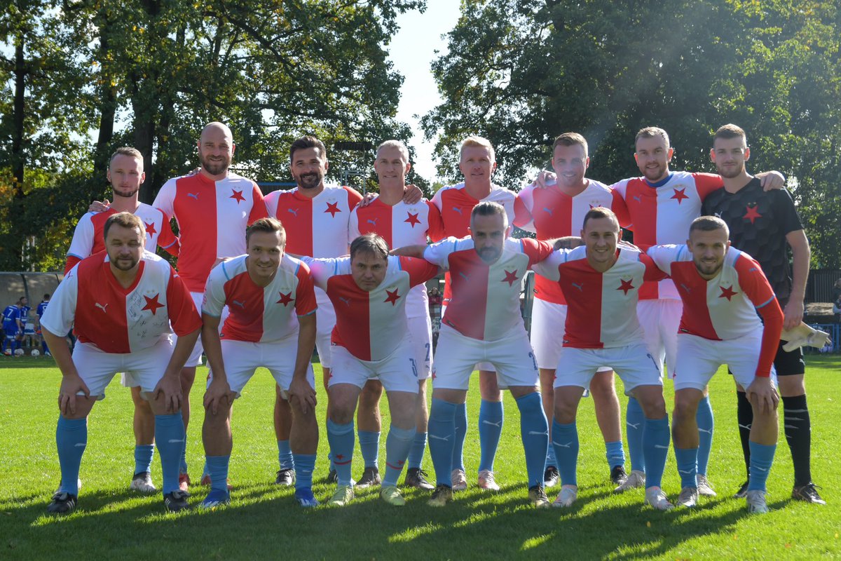 slaviaofficial's tweet photo. Tým legend Slavie má za sebou druhý zápas ✨

Zápas v Kolíně proti tamní odbočce @odborpratel skončil výhrou domácích na penalty, ale hlavní je, že se s @nfslavie vybralo 180 000 Kč nejen na pomoc malé Jasmínce. 🙏

Děkujeme! ❤️🤍 #ZaHraniceHriste https://t.co/q0NNo3Pexq