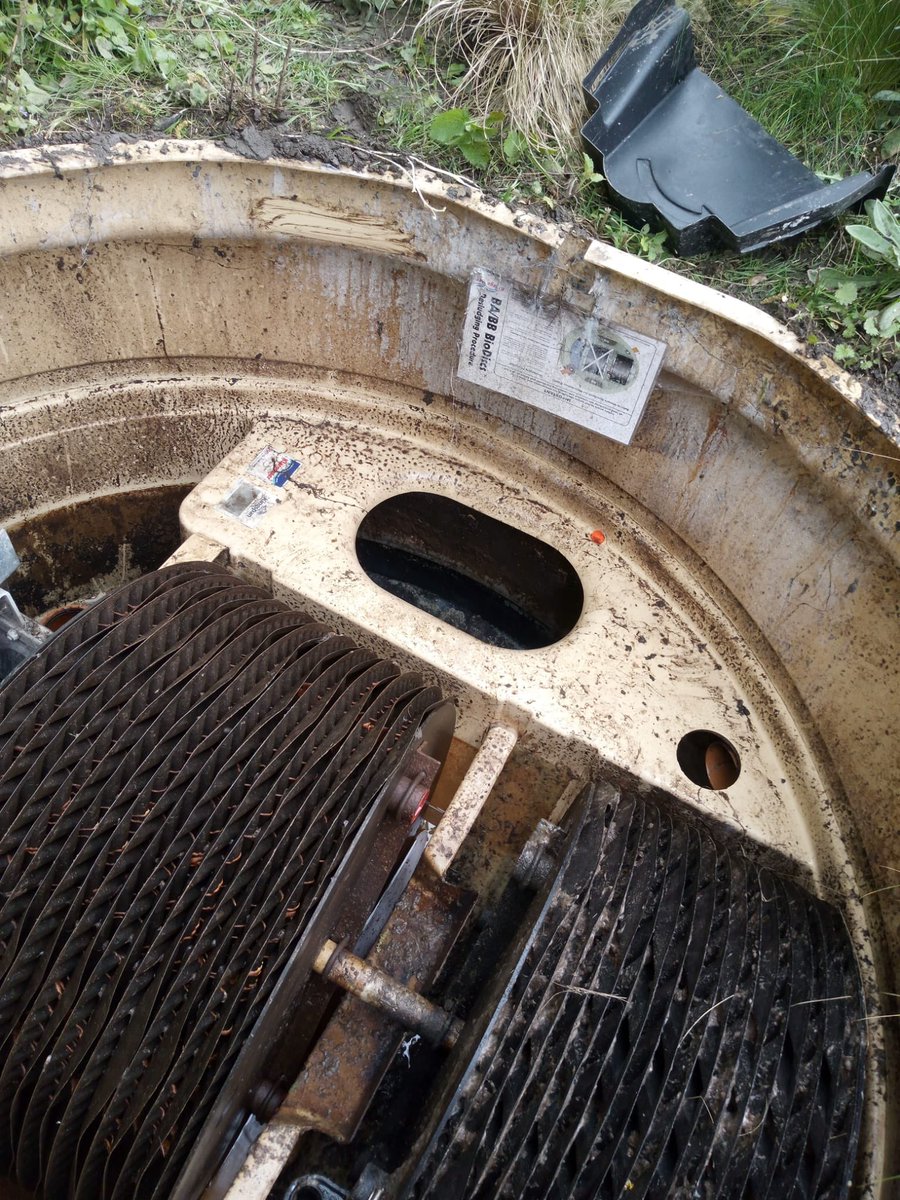 BinderLimited's tweet image. 🚀 Shoutout to engineer Jakob who worked magic on a klargester system - transforming it from yuck to wow! 💪🧹 Check out these jaw-dropping before and after photos. 

Great job Jakob, for a top-notch service! 

#SewageSolutions #WasteManagement #EngineerMagic