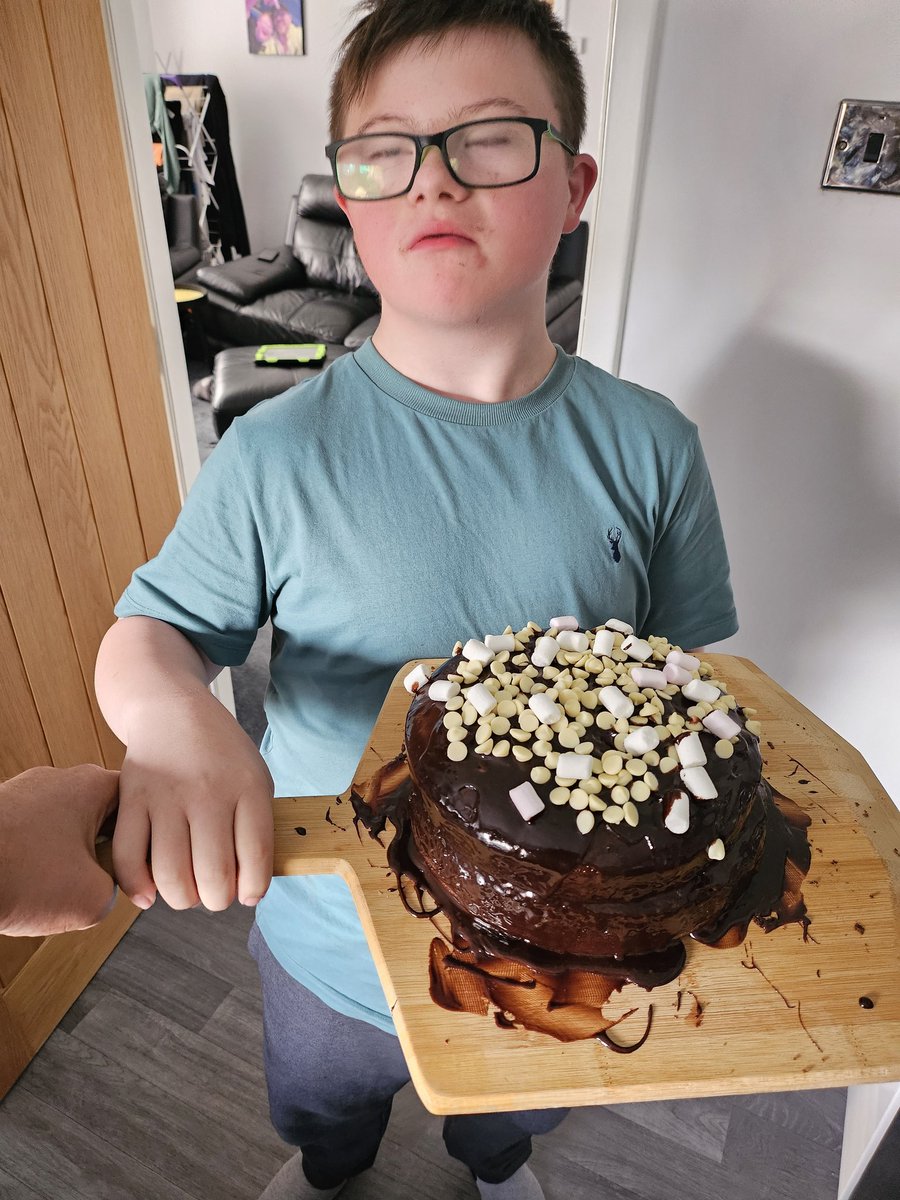 gray0213's tweet photo. Cake day with my bhoy 🍀 https://t.co/Fv98O3Klvb