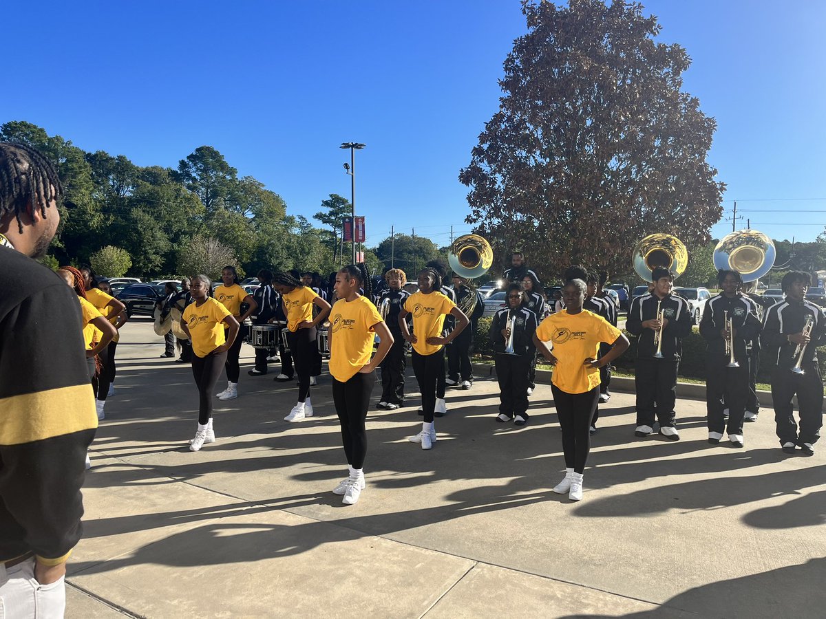 TeriJ_Hampton's tweet photo. Ok #dubcity show @TheLukeChurch how #theprideofsunnyside gets down! @WorthingColts1 @WorthingBand @HISDFineArt @TeamHISD https://t.co/aPJ1VAdi7g