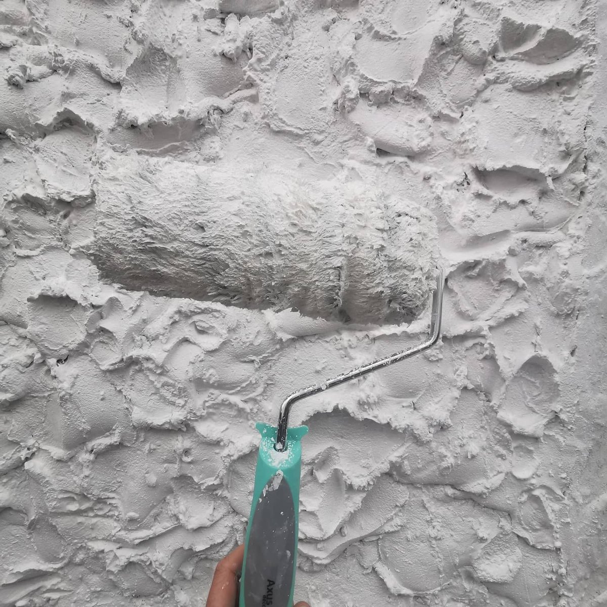 AxusDecor's tweet image. No surface is too rough for our Captain Chunk roller! 🦾 @venuspaintingdecorating doing an impressive job on this extremely textured stucco exterior.

#paintroller #exteriorpaint #housepaint #painter #decorator #professionalpainter #axusdecor #stucco #texturedwall