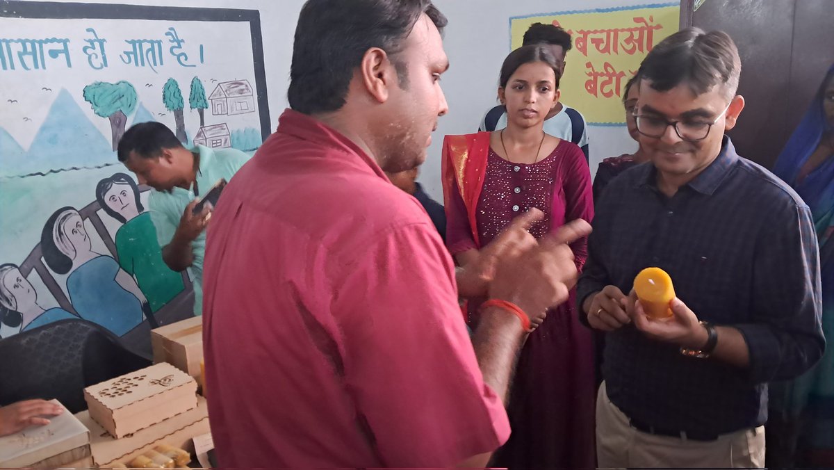 DM_Barabanki's tweet photo. तहसील रामनगर,वि.खं.सूरतगंज क्षेत्र अंतर्गत ग्राम चैनपुरवा पहुंचकर ग्राम के बुजर्गों/महिलाओं/बच्चों/युवाओं तथा स्वयं सहायता महिला समूहों से सीधे संवाद स्थापित करते हुए भविष्य में व्यापक जनहित में शासन की योजनाओं के सफल क्रियान्वयन हेतु उपस्थित अधिकारियों को आवश्यक निर्देश दिए गए। https://t.co/VZHFMiztbP