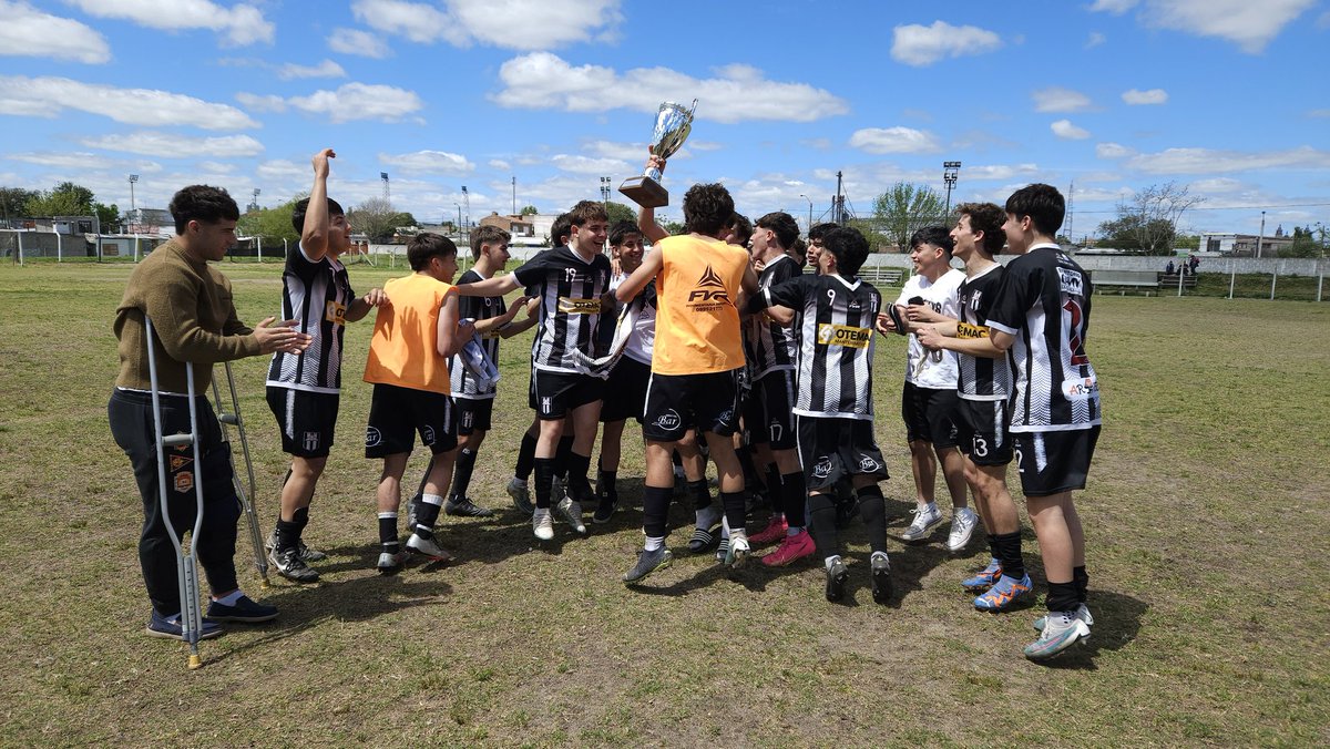 𝓛𝓸𝓼 𝓹𝓲𝓫𝓮𝓼 𝓬𝓪𝓶𝓹𝓮𝓸𝓷𝓮𝓼 

Felicitamos a los jugadores, cuerpo técnico y comisión de padres por la obtención del Torneo Clausura de Sub 17