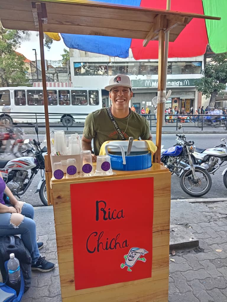 SharkyWarrior37's tweet photo. ¡¡Twitter haz tu magia!!

Apoyen, este chico trabaja vendiendo chicha frente al Mcdonald's de la salida del metro de Capitolio, este joven tiene 18 años, entrena por la mañana para su sueño de firmar cómo pitcher profesional, en la tarde vende sus chichas para pagar sus gastos➡️ https://t.co/mUMMoNGdS9