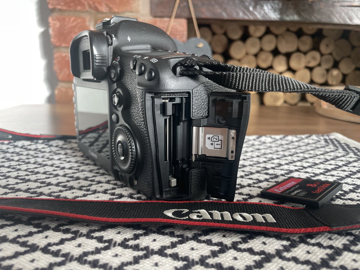 SLF_Studios's tweet photo. CANON 5D MK3 FOR SALE 📸
£650 for all items seen in the pictures. Spare batteries and 8GB memory card included - DM for further details 📱
#CanonPhotography | #5DMK3 https://t.co/mrmU4va43l