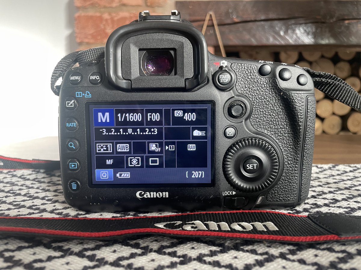 SLF_Studios's tweet photo. CANON 5D MK3 FOR SALE 📸
£650 for all items seen in the pictures. Spare batteries and 8GB memory card included - DM for further details 📱
#CanonPhotography | #5DMK3 https://t.co/mrmU4va43l