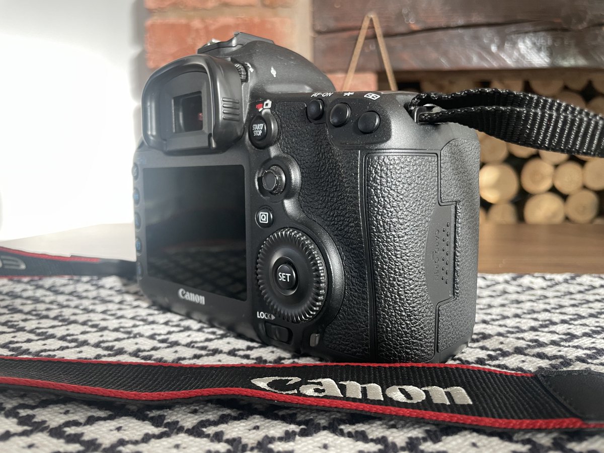 SLF_Studios's tweet photo. CANON 5D MK3 FOR SALE 📸
£650 for all items seen in the pictures. Spare batteries and 8GB memory card included - DM for further details 📱
#CanonPhotography | #5DMK3 https://t.co/mrmU4va43l