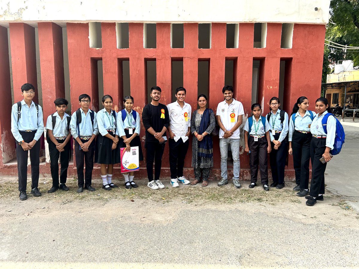 RohitRa98865983's tweet image. पोस्टर मेकिंग और स्लोगन लेखन प्रतियोगिता का हिस्सा बनने पहुंची ग्रीन फील्ड स्कूल कारोर, रोहतक की टीम।
हिमांशु अहलावत, वंश, रोहित राठौर एवं टीम इंचार्ज श्रीमती सीमा विद्यार्थियों के साथ 
#sloganwriting
#postermaking
#compition 
#सुनो_नहरों_की_पुकार_मिशन
#jasmersingh
#Jatcollege