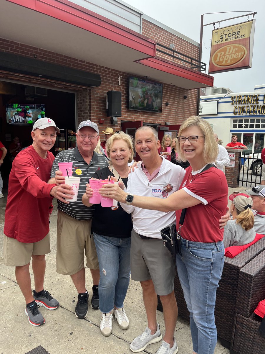 rogerpatmyers's tweet photo. Always great to see old friends! Bama baseball alumni parents. โฆ@DavDugas1โฉ Billy Booth, Dona Dugas, Tracey Booth. #AlabamaBaseballForever #OriginalWolfPack ๐โพ๏ธโพ๏ธ๐ https://t.co/khUHFV6SwX