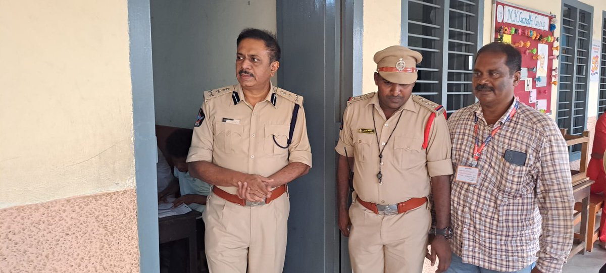 vizagcitypolice's tweet photo. AP పోలీస్ రిక్రూట్మెంట్ బోర్డు ఆధ్వర్యంలో 2రోజుల పాటు నిర్వహించిన SI(Civil)&amp;RSI(APSP) మెయిన్స్ విశాఖలో పరీక్షా కేంద్రాల వద్ద CP గారి పర్యవేక్షణలో,విశాఖ రేంజ్ DIG గారి ఆధ్వర్యంలో పరీక్షలు పారదర్శకముగా ఎటువంటి అవకతవకలు లేకుండా ప్రశాంతంగా పటిష్ట బందోబస్తు మధ్య జరిగినవి.@APPOLICE100 https://t.co/molyWy68iM