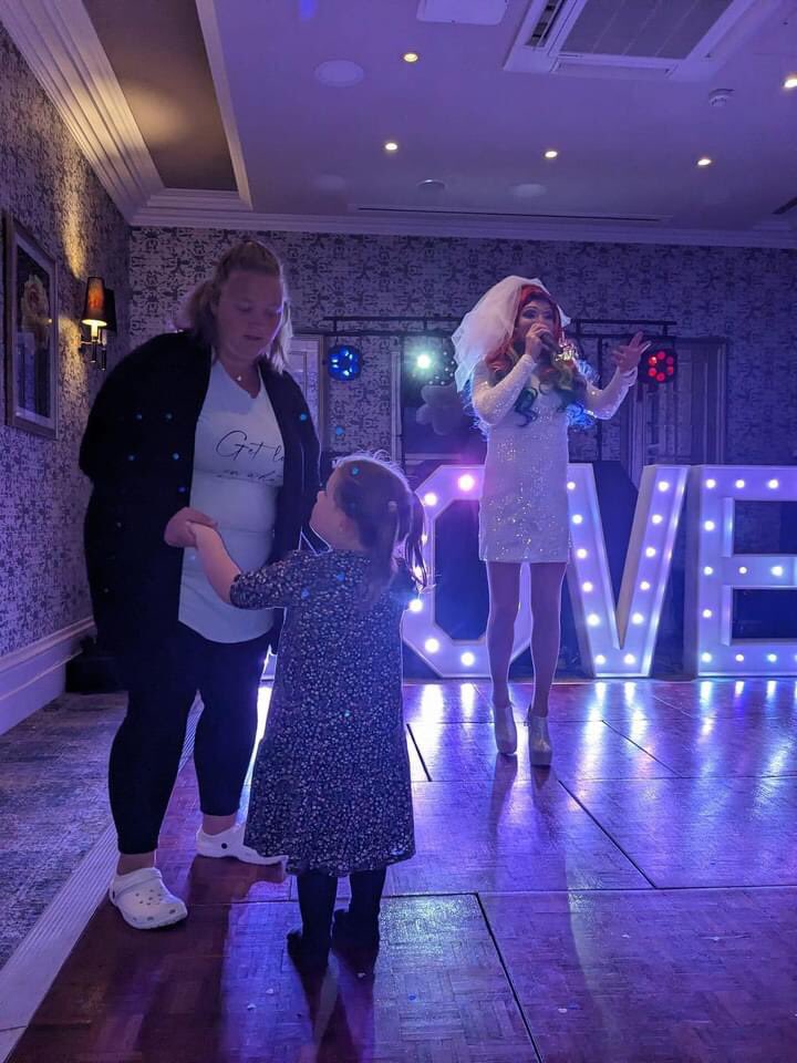 empresskatt's tweet image. Really enjoyed being part of Nathan and Emma’s wedding yesterday!
Thank you so much for inviting me to be a part of your big day. 

#wedding #weddingsinger #weddingcrasher #weddingideas #ukwedding #dragwedding #ukdrag #ukhens #henparty