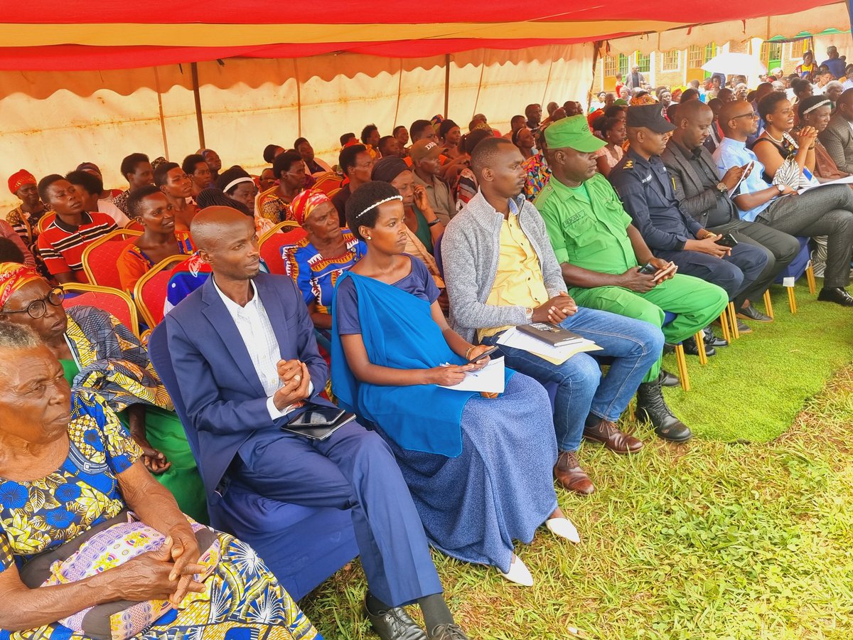 KireheDistrict's tweet photo. Umuyobozi w'Akarere @rangira hizihizwa umunsi mpuzamahanga w'umugore wo mu cyaro @SectorNasho yababwiye ko intego rusange yo kuwizihiza ari ukugaragaza uruhare rw’umugore wo mu cyaro mu iterambere rirambye no kurebera hamwe ingamba zafatwa kugira ngo inzitizi agihura nazo ziveho. https://t.co/eNKuRpIvev