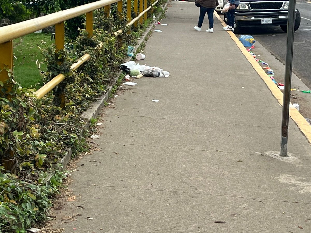 fanysara's tweet photo. @ahuedricardo asi dejaron los de la feria que esta ubicada en chedraui caram, llena de basura! @CuitlahuacGJ  no es posible!!! https://t.co/YlYOJe8ZYw