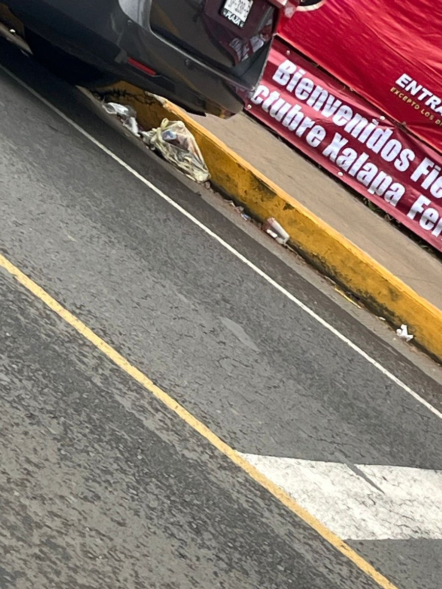 fanysara's tweet photo. @ahuedricardo asi dejaron los de la feria que esta ubicada en chedraui caram, llena de basura! @CuitlahuacGJ  no es posible!!! https://t.co/YlYOJe8ZYw