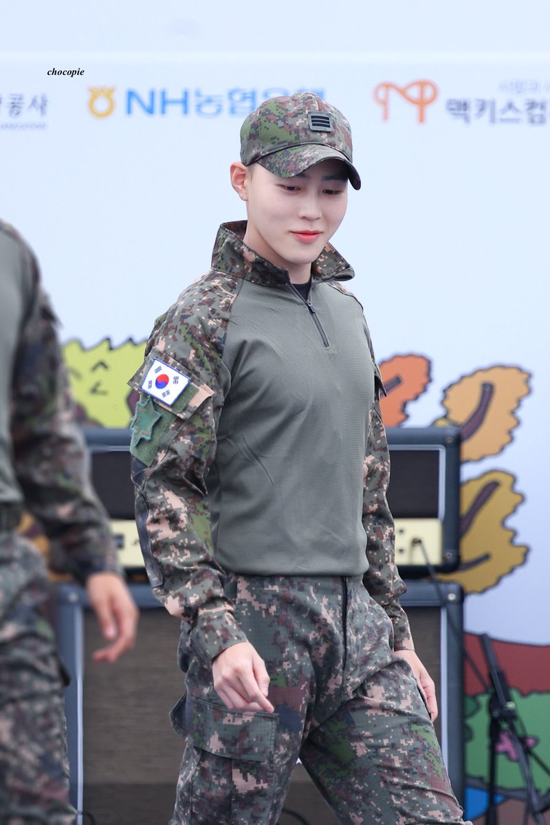 chocopie_cloud's tweet photo. 231008 지상군페스티벌

얼굴은 귀여운데 ㄱㅏ슴팍은 많이 시끄럽네
#하성운 #HASUNGWOON https://t.co/IdKsMmRnFe