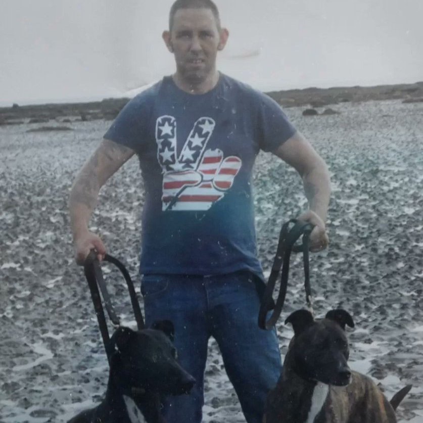 Please retweet Mark Cuthbert bought over 50 pets online to use as bait for his hunting dogs to rip apart. #Ayr #Scotland  
He sent his partner to pick the pets up as people are more likely to trust a woman.  Sellers thought the pets were going to loving homes Cruel people don't
