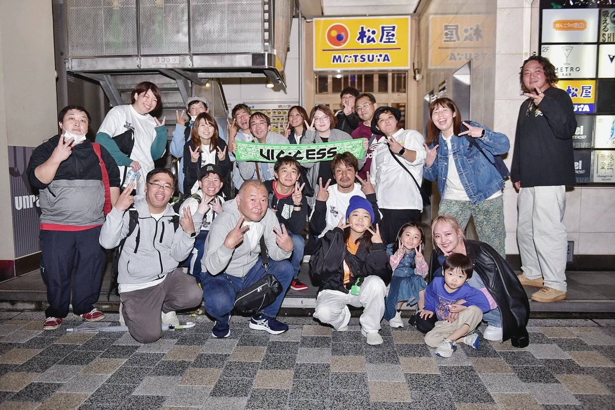 kzpp1021's tweet photo. 6年振りに、1日限りのVIC:CESS復活LIVE。
演者の皆さんはもちろん、勝組のみんなも久しぶりに会えて、同窓会のような気分でした。
みんな元気そうで、よかった!
当時の懐かしい写真も添えて♪
#viccess
#勝組 https://t.co/9XvoqyGZOv