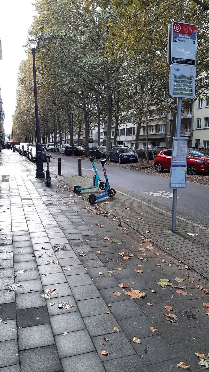 pitouleprince's tweet photo. #tiermobility @Dott @1081koekelberg @AhmedLaaouej @STIBMIVB @BXLmobilite @elkevdbrandt Est-ce ce genre d'opérateurs, qui permettent à leurs utilisateurs de faire n'importe quoi au mépris des autres usagers, qu'il faut sélectionner pour le futur appel d'offres trottinettes à Bxl? https://t.co/wSnc0u4Ihj