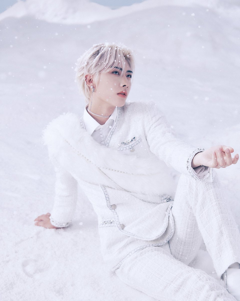 like… hello?!?!?!? this man, a mere mortal????? absolutely not, i refuse to believe it.