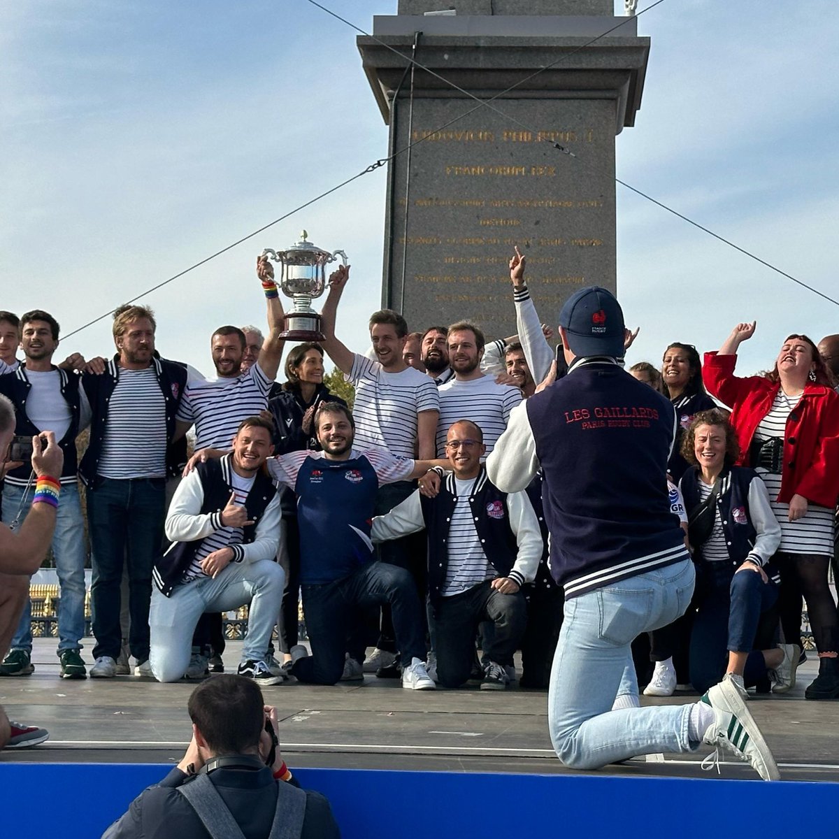 🏆La Pride Rugby Cup -offerte par la LNR- voit triompher l’équipe des Gaillards, lors de ce premier tournoi inclusif regroupant 10 équipes internationales organisé lors de la Coupe du Monde de Rugby France 2023, dans le cadre du programme « Rugby is my Pride » porté par la LNR,