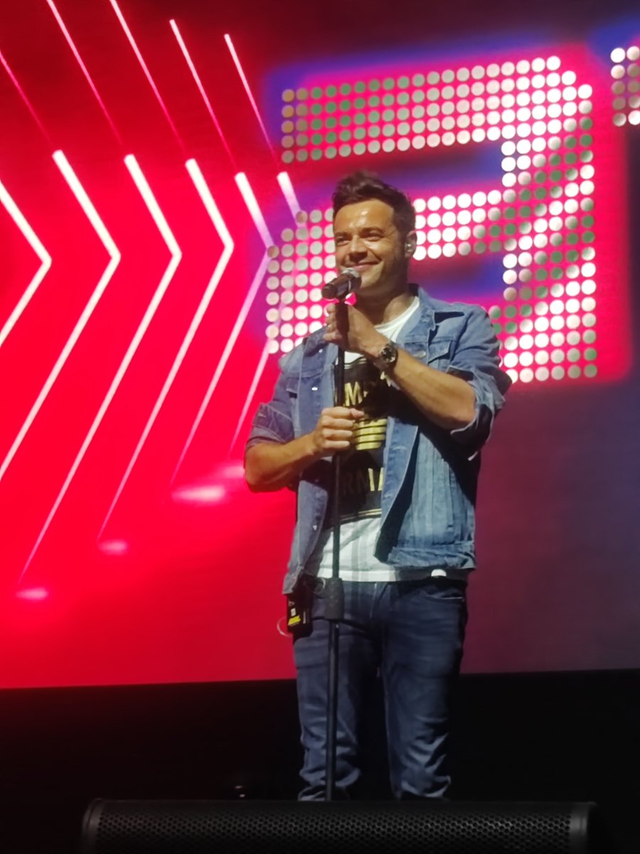 wela0723's tweet photo. My childhood crushie... Still good in singing! 😭😍The fulfillment of live singing and good harmony.... 😍😍😍👏👏🎶🎶 #A1inManila #A1_TwentyFiveTour #BenAdams @benadamsuk #A1 #CallMeWhenYouLand OUT NOW! https://t.co/pQvBf6EFUs
