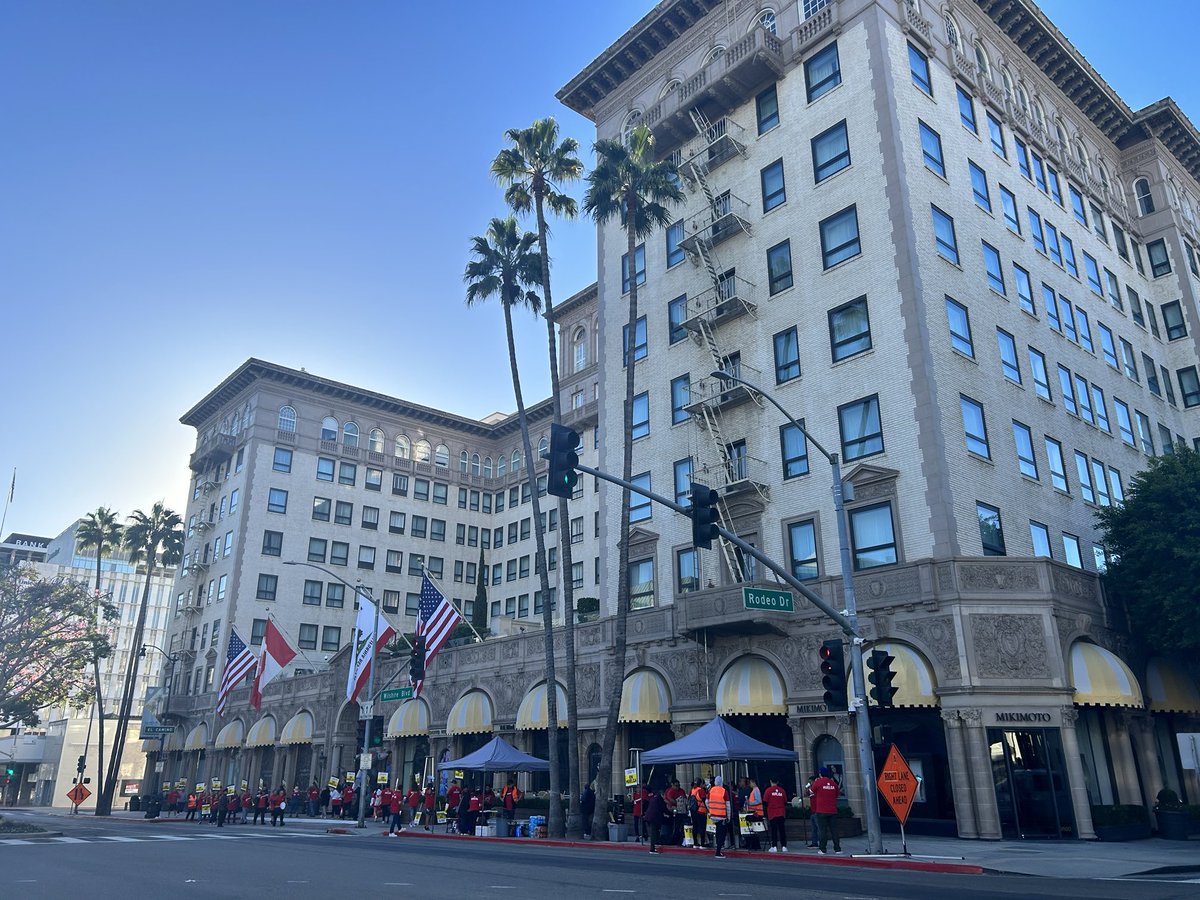 unitehere11's tweet photo. 🚨🚨BREAKING NEWS: @BeverlyWilshire workers are ON STRIKE! #socalhotelstrike #dontcheckin #checkout https://t.co/kc2KI8XkOM