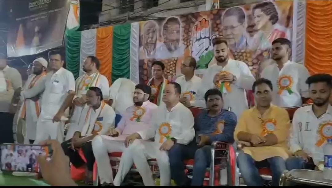 Around 200 members from @AITCofficial have joined @INCIndia today at #GardenReach, #Kolkata.
They took the party flag from #WBPCC
Vice President #MdMukhtar. 
+