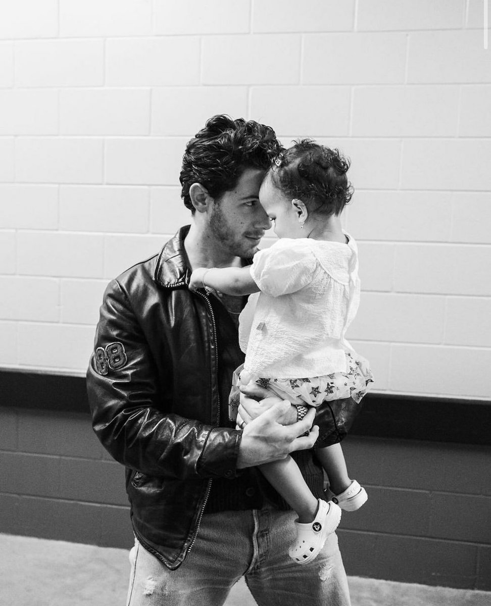 1992njj's tweet photo. nick Jonas and mm 🥺❤️‍🩹 https://t.co/GNKFjWFJIh