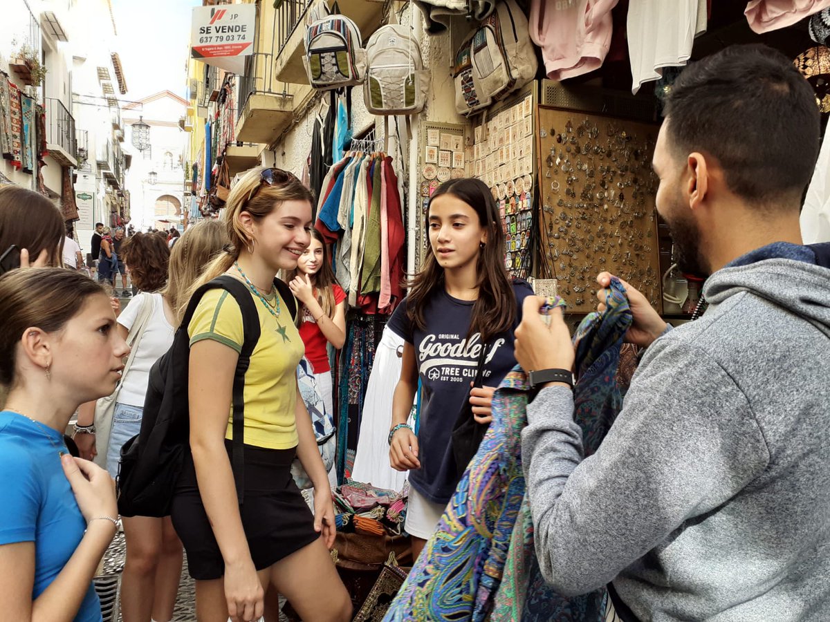 PutneyHighTrip's tweet photo. The Students enjoyed some shopping after climbing up the narrow, steep streets of World Heritage site el Albaicín with some also getting
Henna hands in el Albaicín
#PHSTrips
#Granada
#Henna
#elAlbaicín
#shopping https://t.co/9JHqm0EH6A