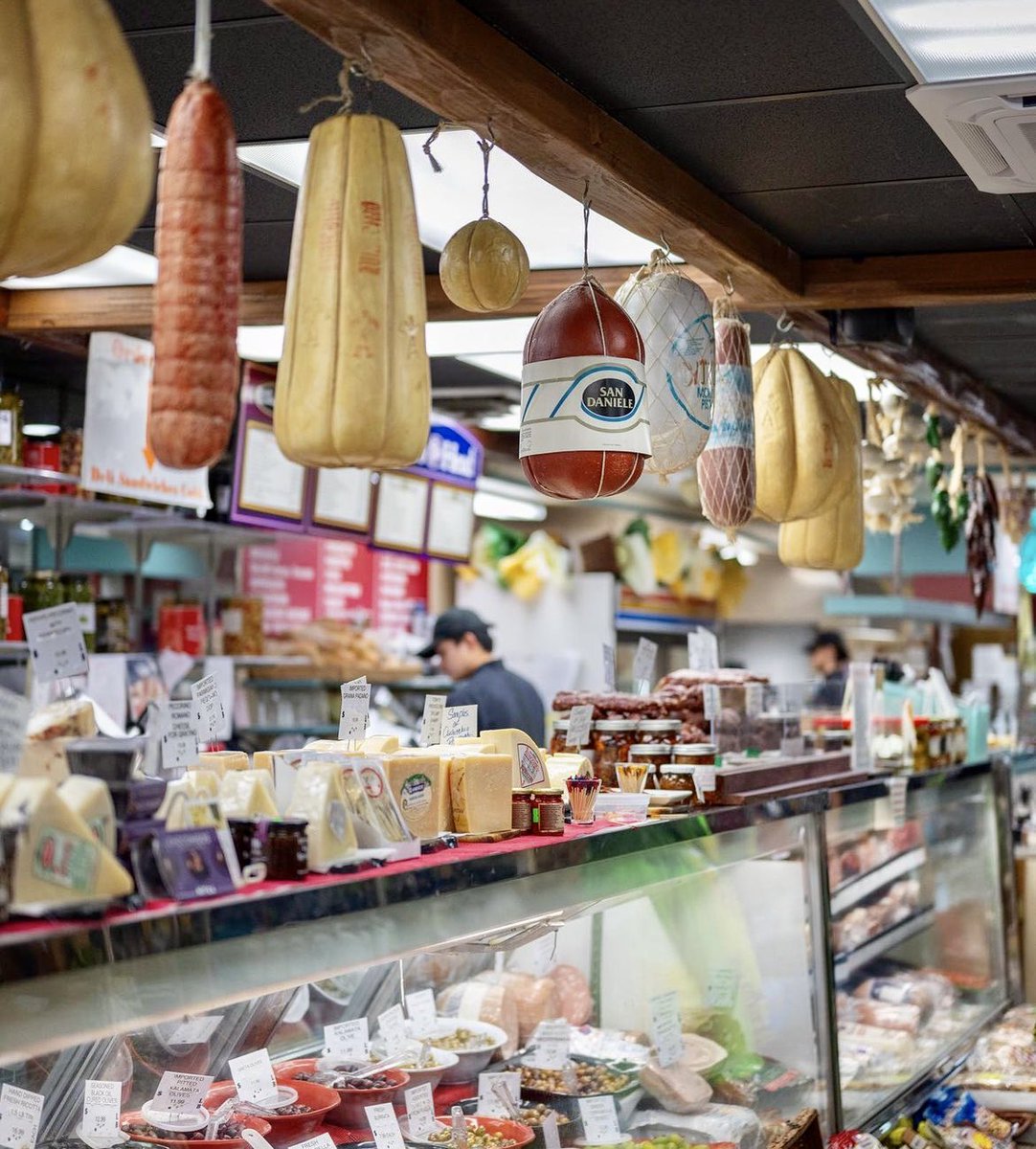 FederalHillRI's tweet photo. How much shopping can you do on the Hill. Well…a lot! Check out all our Italian markets & bakery to fulfill your Sunday dinner or weekly needs.
Whether it’s pasta from @VendaRavioli, cheeses from Tony’s market, bread from Scialo’s bakery or cannolis from @RomaProvidence the hill has it all! 🇮🇹
