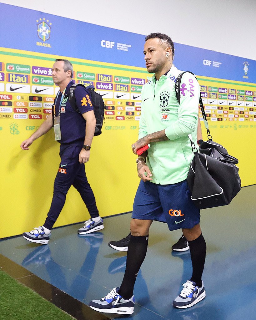 futtmais's tweet photo. Almoçando aqui pelo RJ, e tô escutando a velha guarda na mesa do lado falando do Neymar.

Cara, por que vocês acham que a galera de + 40 anos não gosta dele?

Onde vocês acham que foi o ponto para essa “antipatia” que ele possa ter criado com a galera mais velha? https://t.co/4mjPgUz9kT