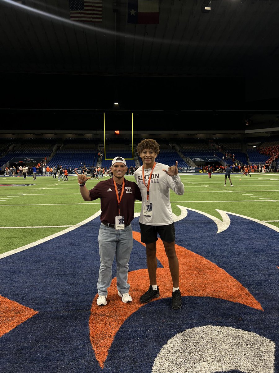 _jaacoby_'s tweet photo. Had a great game day visit with @UTSAFTBL. Great win for the team, Thank you for the invite @CoachJP3 @CoachTimYoder #BirdsUp🤙🏽. https://t.co/QBw0BUwHzo