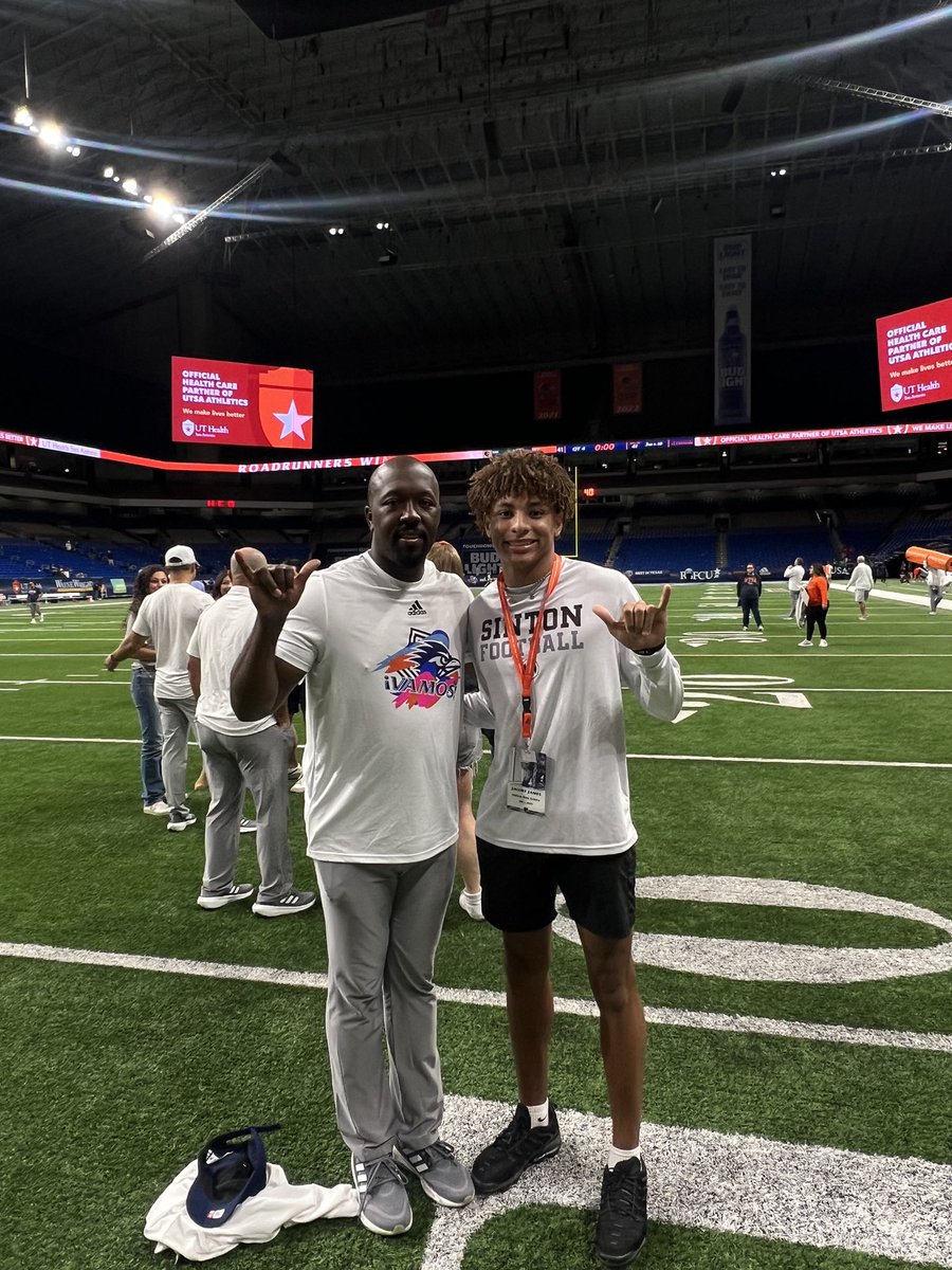 _jaacoby_'s tweet photo. Had a great game day visit with @UTSAFTBL. Great win for the team, Thank you for the invite @CoachJP3 @CoachTimYoder #BirdsUp🤙🏽. https://t.co/QBw0BUwHzo