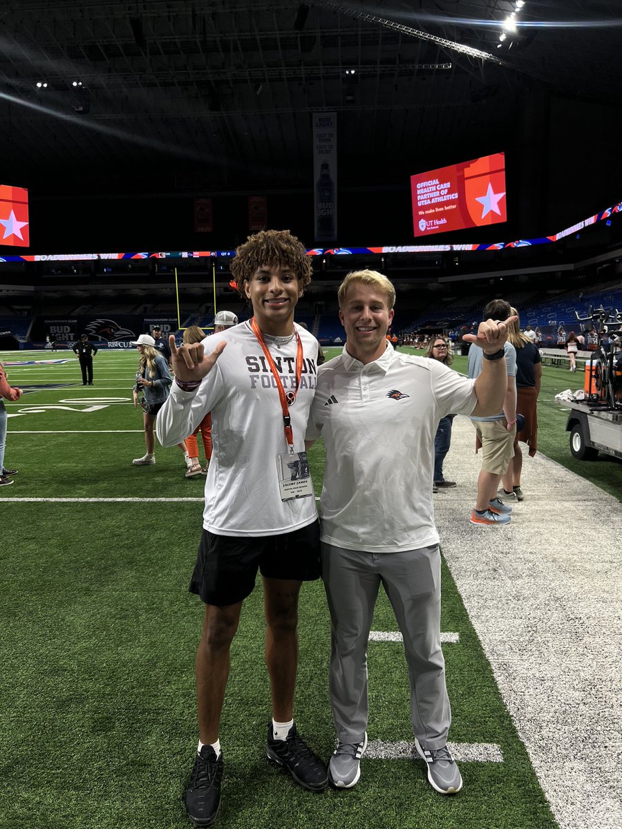 _jaacoby_'s tweet photo. Had a great game day visit with @UTSAFTBL. Great win for the team, Thank you for the invite @CoachJP3 @CoachTimYoder #BirdsUp🤙🏽. https://t.co/QBw0BUwHzo