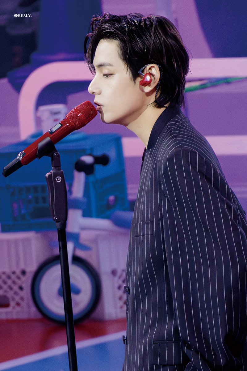 REALV1230's tweet photo. 231014 뷔크닉 고화질 HQ      

스탠드 마이크와 보라색 조명 

#뷔 #V #TAETAE #taehyung #태형 #김태형 #태태 
#방탄소년단 #BTS #防弾少年団 #BTSV @BTS_twt https://t.co/Tfq8rSHmQV
