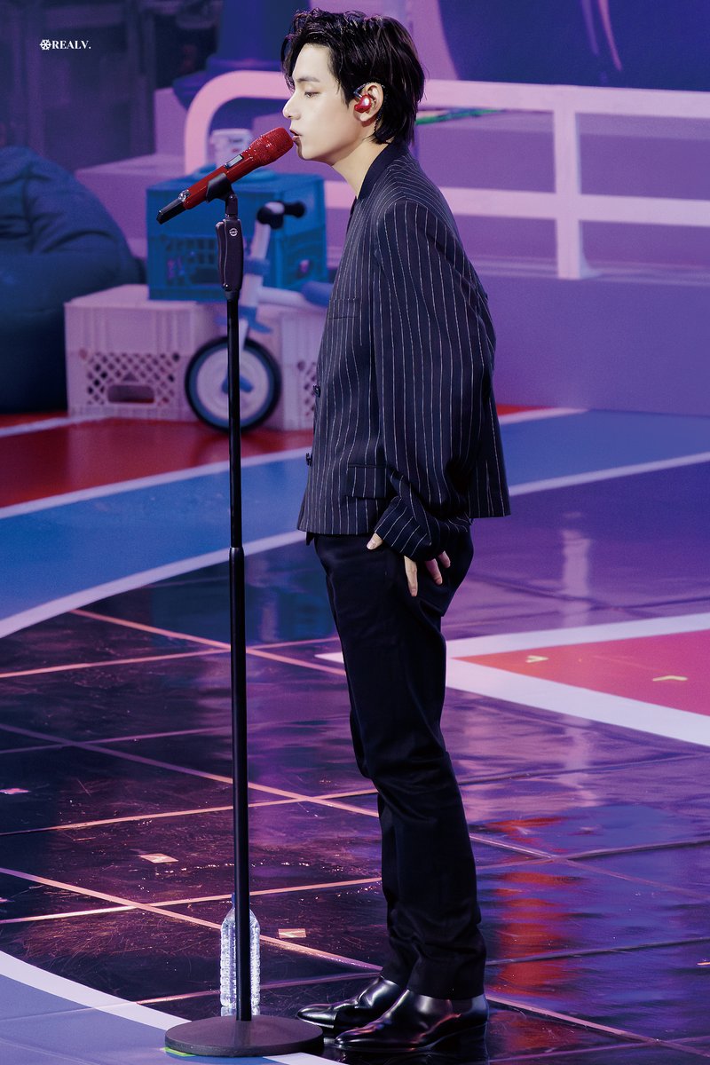 REALV1230's tweet photo. 231014 뷔크닉 고화질 HQ      

스탠드 마이크와 보라색 조명 

#뷔 #V #TAETAE #taehyung #태형 #김태형 #태태 
#방탄소년단 #BTS #防弾少年団 #BTSV @BTS_twt https://t.co/Tfq8rSHmQV