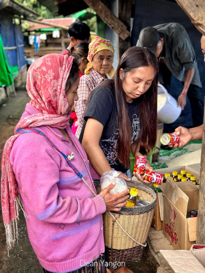 ElinaCHO8's tweet photo. #CleanYangon IDP support team has been providing the basic food supplies to some IDP families in #Karenni state today. #HelpMyanmarIDPs #LegalizationOfNUG #WhatsHappeningInMyanmar #2023Oct15Coup https://t.co/aKlilgtNPZ